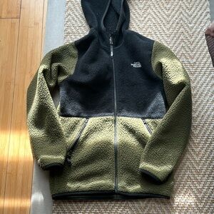 Boys North Face hooded fleece jacket.